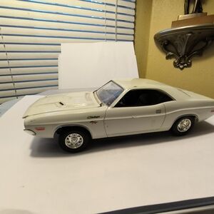 Dated 2001 White Diecast Car Dodge Challenger R/T 1/24 Scale Revell-Monogram LCC